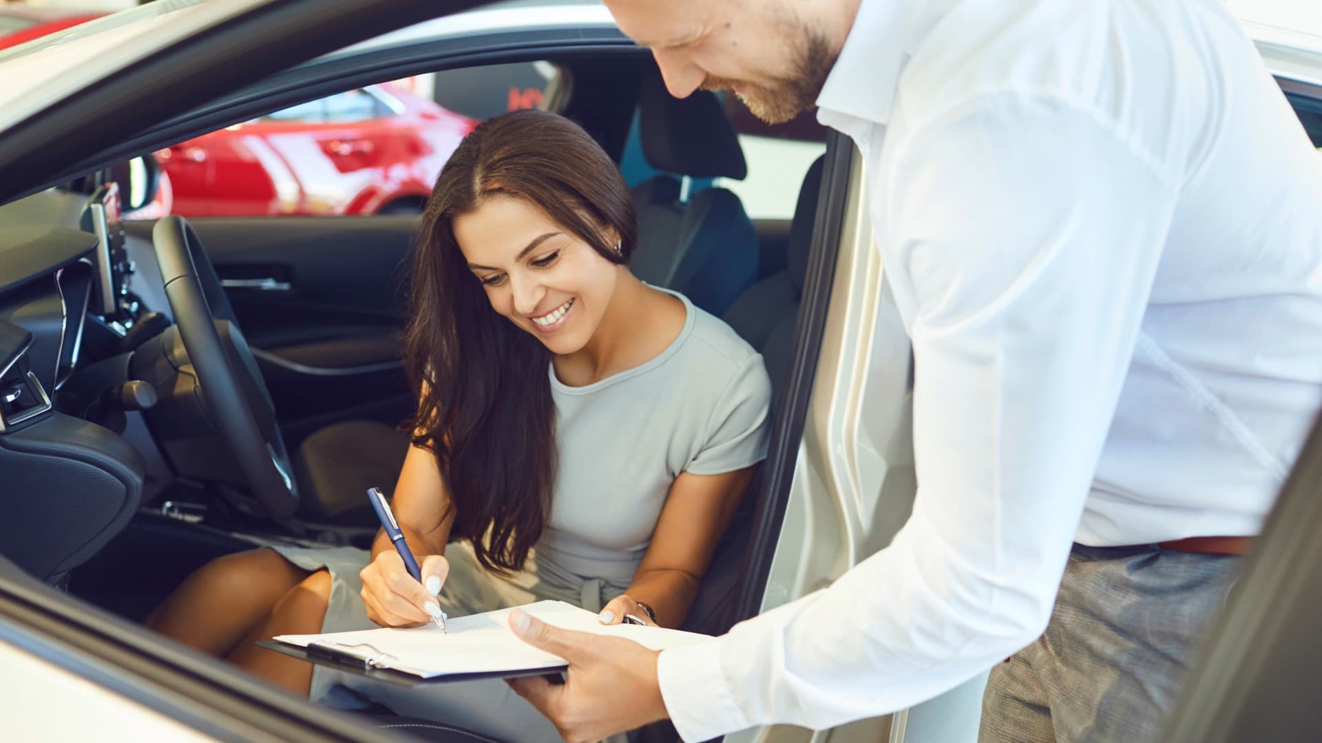 Glückliches Paar beim Autoankauf